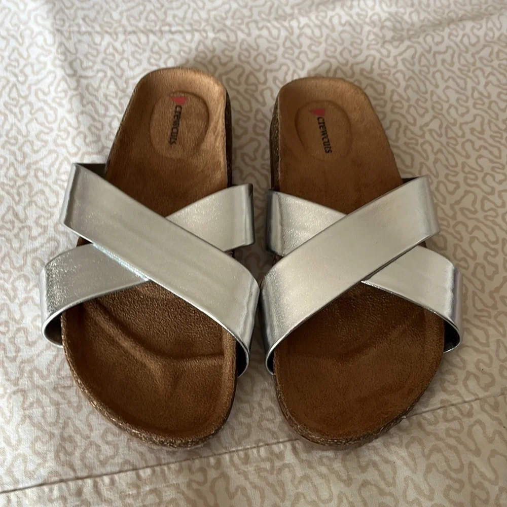NWT Crewcuts girls silver metallic sandals that fits size 3